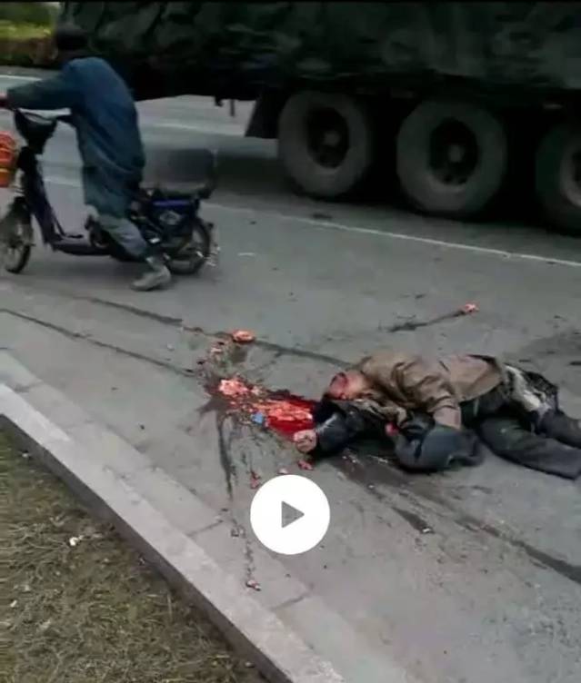 今天早上,泰州兴化垛田镇周严瓜果市场路口,一名男子遭遇恐怖车祸