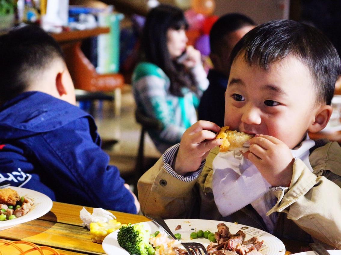 热闹！昆明小朋友生日在酒瓶座举办，妈妈我也要！