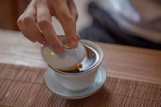 在喝茶时,特别是好茶,需要去"啜茶,在执行这个动作的同时,也吸进了