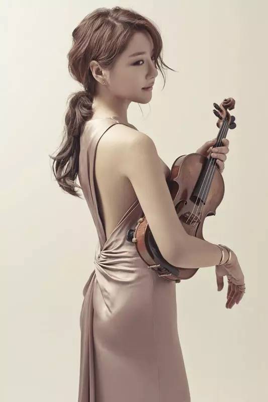韩国美女小提琴家申娴婌,演奏《乱世佳人》,《引子与回旋随想曲》