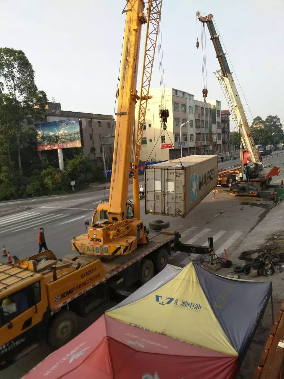 日前，新江路新厝路口一辆挂车凌晨三点多翻车