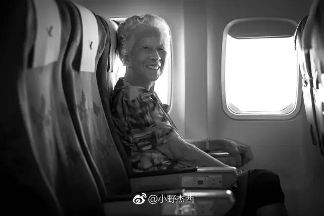 她85岁纹眉贴面膜,独自一人玩遍台湾和香港,活
