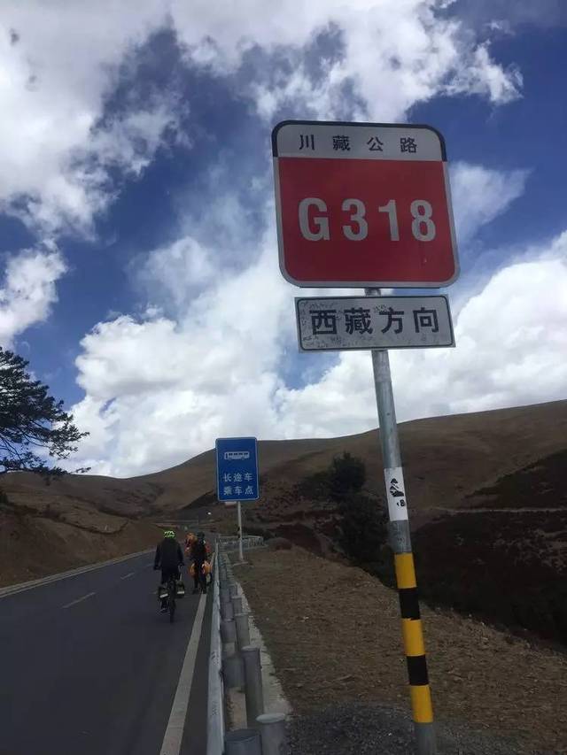 出发这么久以来终于看见一个g318 路牌了.