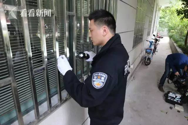 作为一名警察,小周自然不会放手旁观