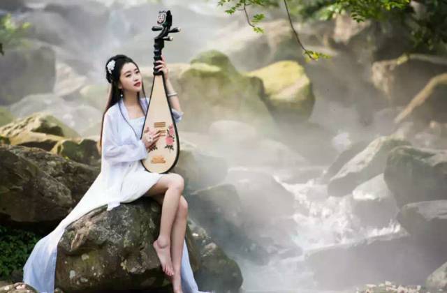 适合乐器:琵琶,二胡琵琶能轻脆如小溪叮当,也能急切如雨打芭蕉.