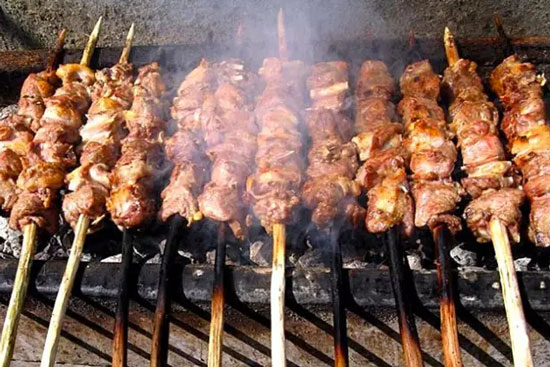 新疆人为什么拿红柳枝穿肉做烧烤,必看
