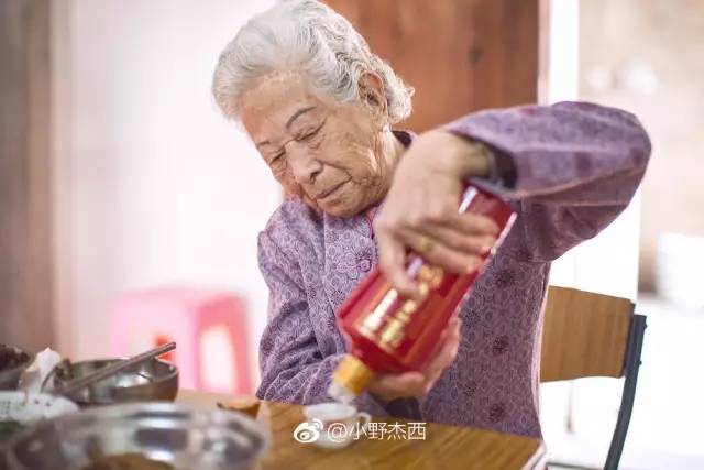 她85岁纹眉贴面膜,独自一人玩遍台湾和香港,活