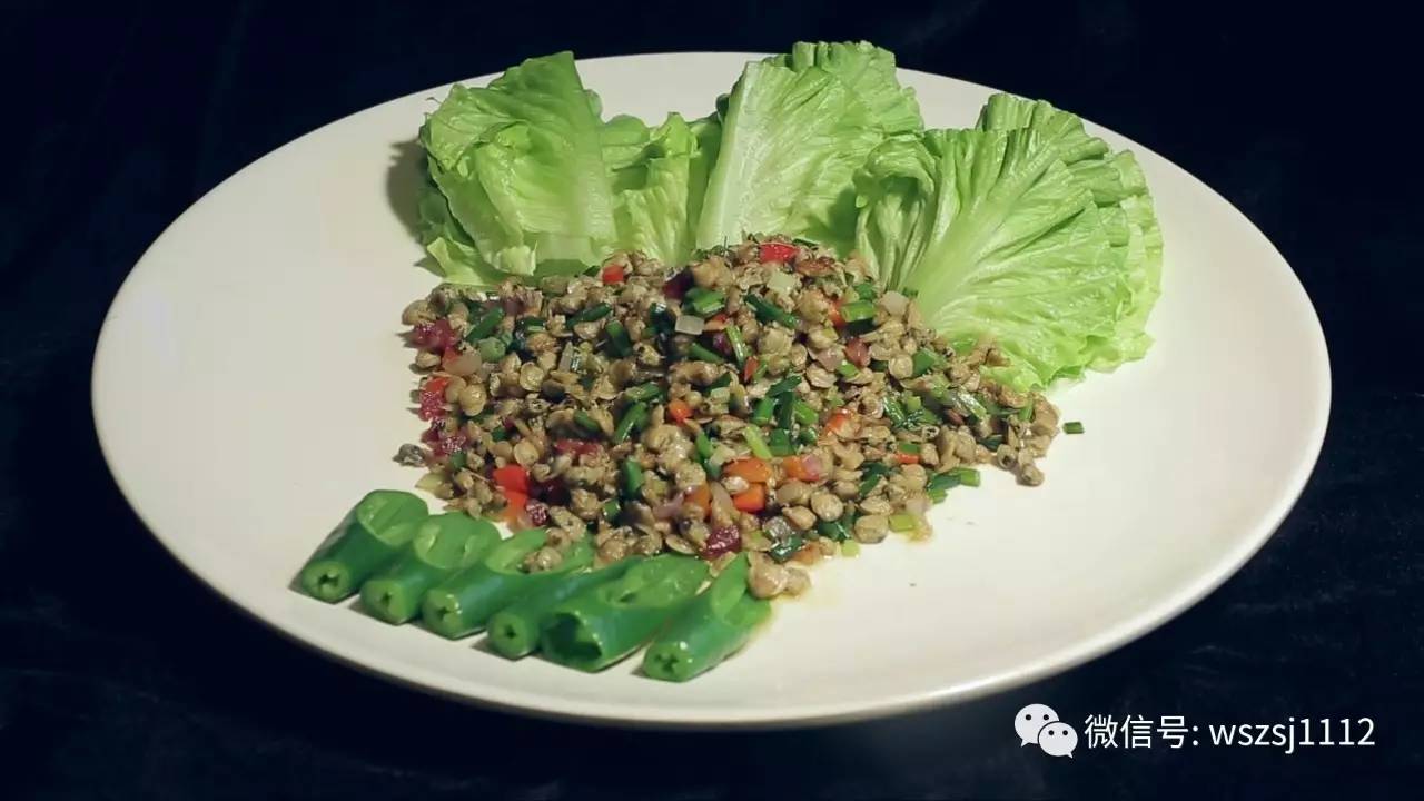 美食 正文 顺德名厨 猪肉婆私房菜行政总厨 蚬肉生菜包 蚬肉生菜包是