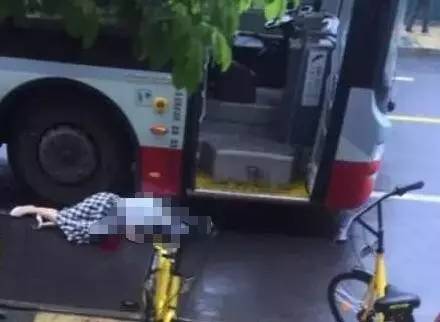 女子穿高跟鞋追公交摔倒后遭公交碾压身亡