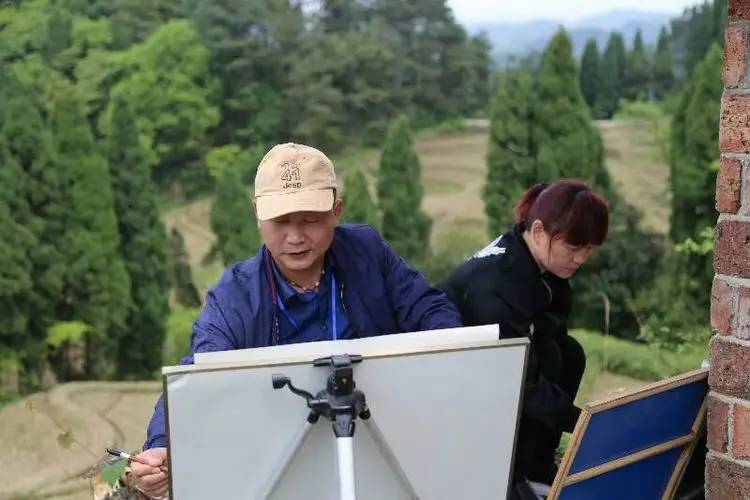 武冈来了一批神秘客人 专拣最美的地方 一坐就是几个小时