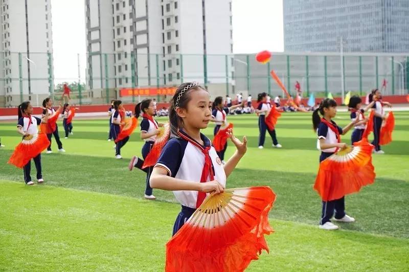 小学部女生带来扇子舞表演