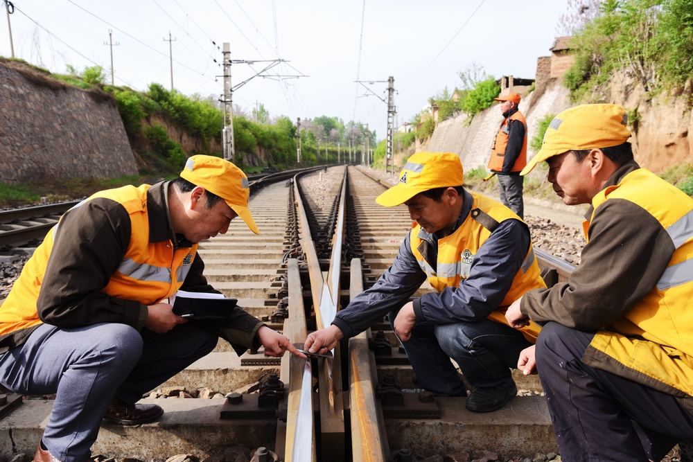 洛阳工务段:检修线路设备 迎接"五一"小长假