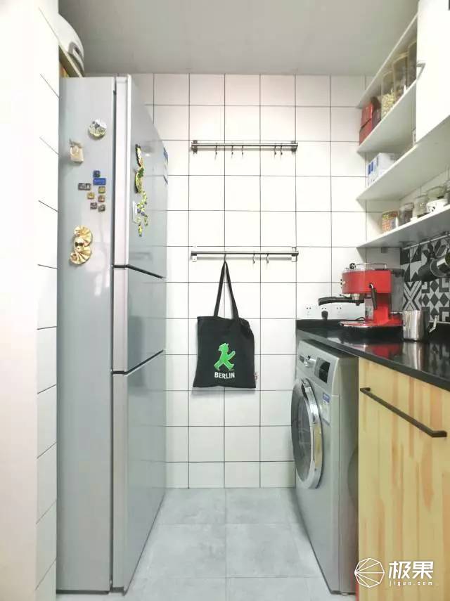 利用冰箱上面的空间做储物空间,能容下不少锅瓦瓢盆,墙壁上有效利用