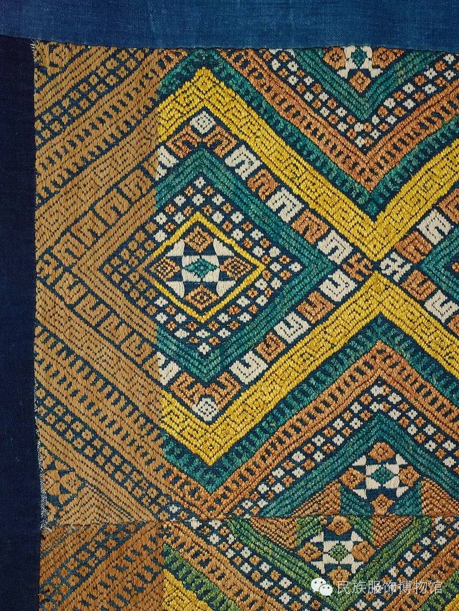 织锦细节图 此幅布依族蓝黄色勾龙纹锦被面,征集于贵州荔波坤地.