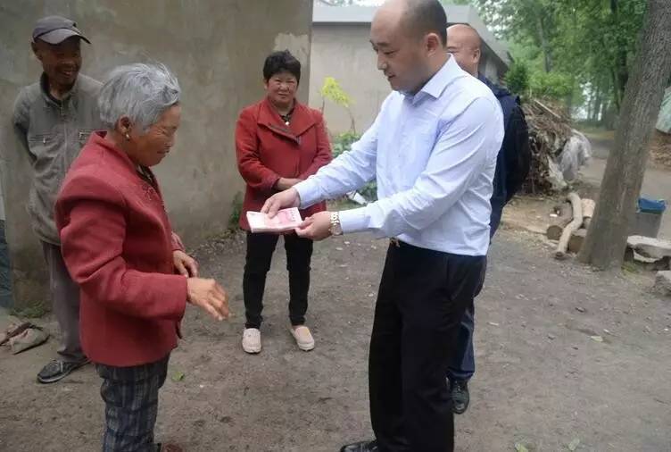 历经风雨他们来到青町镇带走了四只羊只为一个承诺