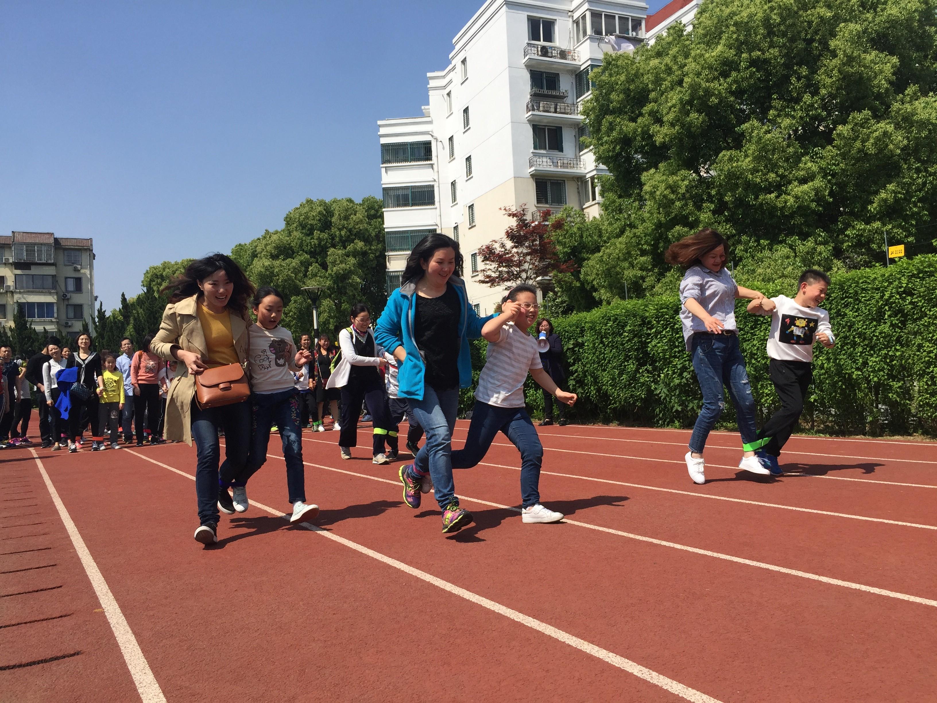 当日,苏州市吴中区苏苑实验小学举行四年级家校半日活动,学校领导讲话