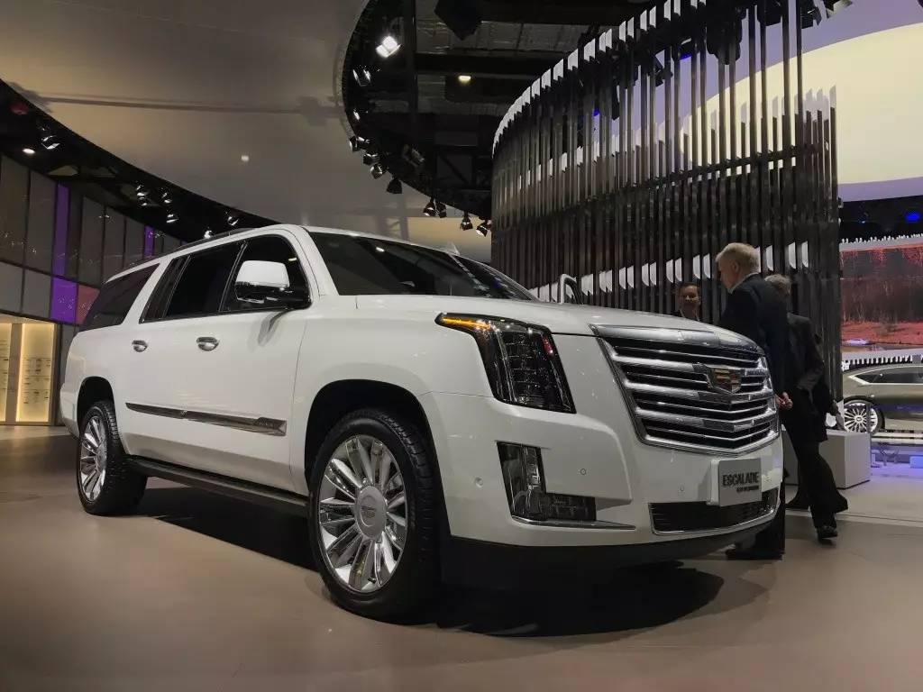 凯迪拉克凯雷德加长版escalade 6.2 v8,近150万人民币!