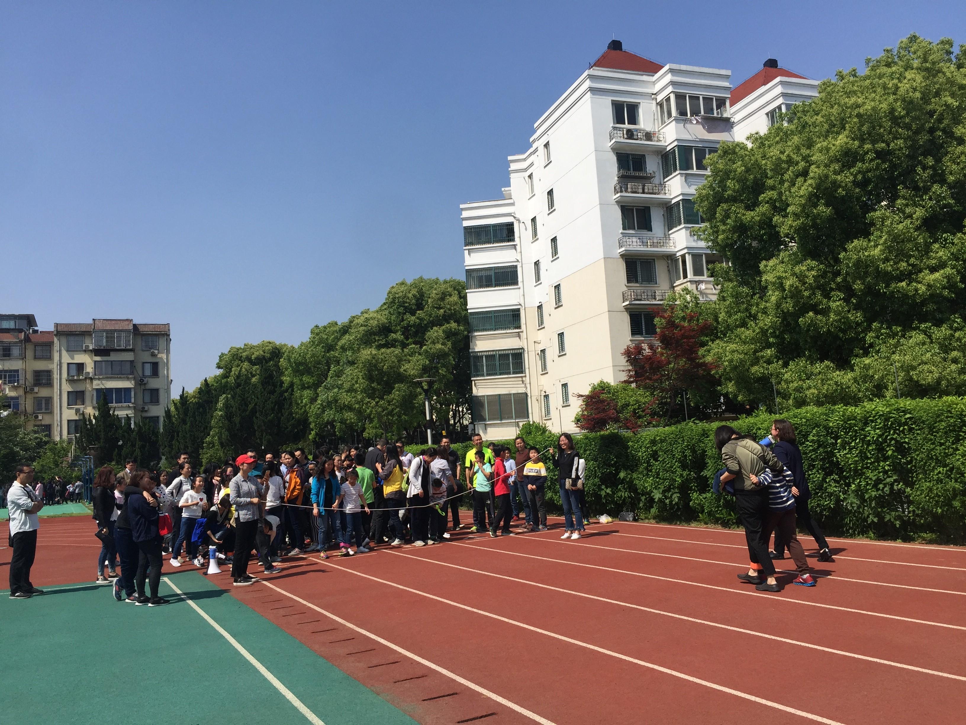 当日,苏州市吴中区苏苑实验小学举行四年级家校半日活动,学校领导讲话