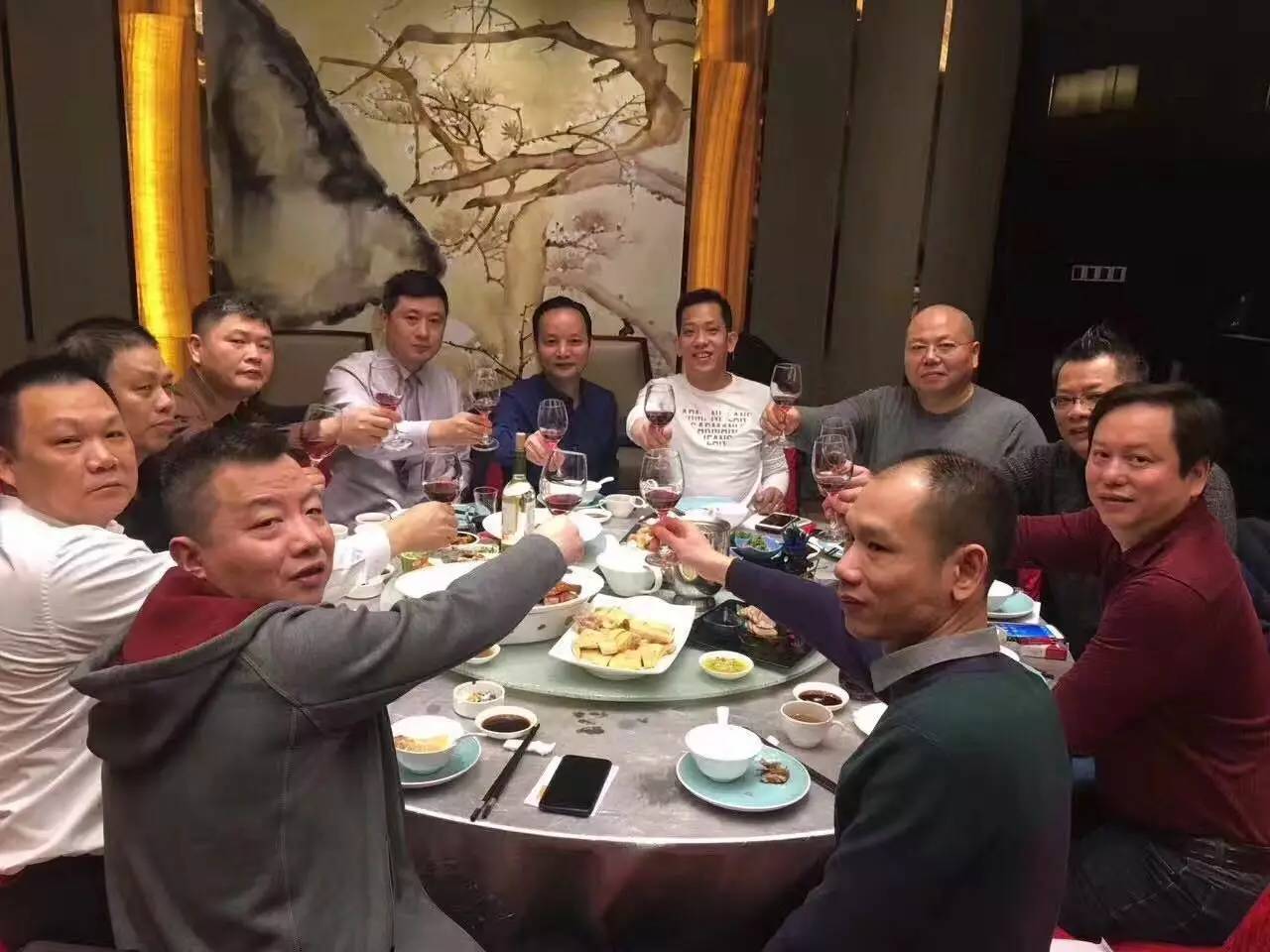 会长及副会长,并提议广州御莲坊食品有限公司总经理伍坚浓担任秘书长