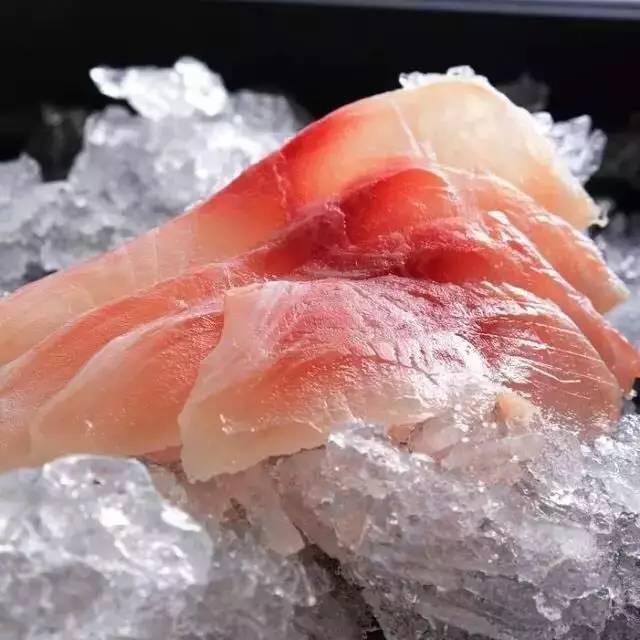 在日本,鲣鱼主要是微烤外层,作为刺身食用,也有直接作为生鱼片的.