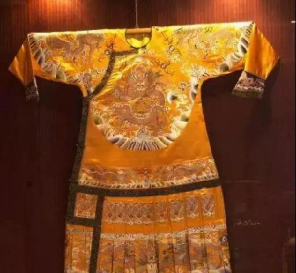 古代皇帝的衣服龙袍