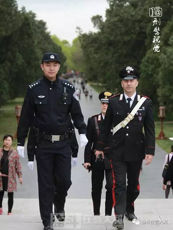 【多图】意大利宪兵和警察在北京巡逻执勤