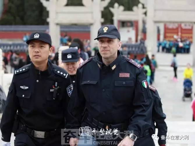 【多图】意大利宪兵和警察在北京巡逻执勤