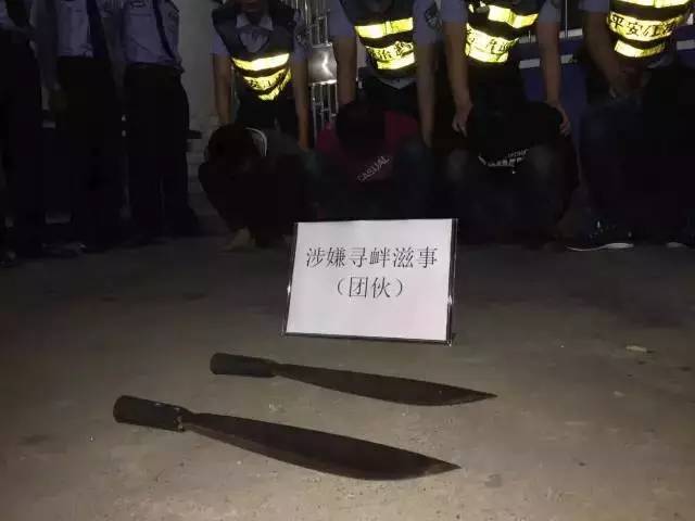 南宁警方近日查获大量刀枪火药及钢管难道又是黑社会现场看呆了