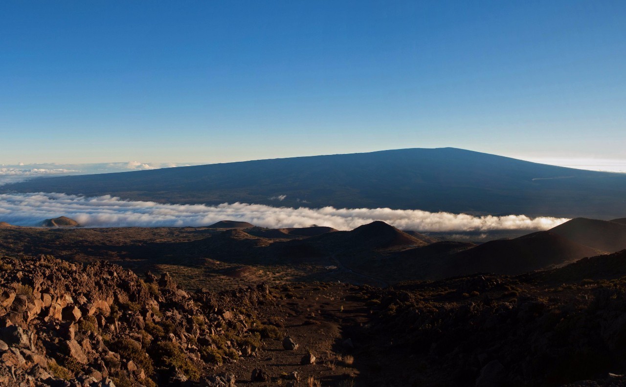 火山莫纳罗亚(mauna loa)比如莫纳克亚边上的一座稍矮的火山熔岩流