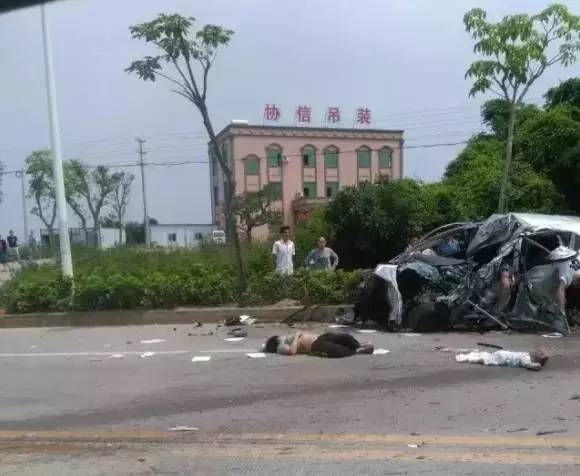 湛江发生惨烈车祸车上5人无一幸免视频