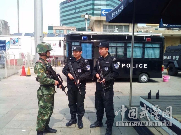 近日,武警北京总队某部官兵协同北京站地区公安,特警进行联合方案演练