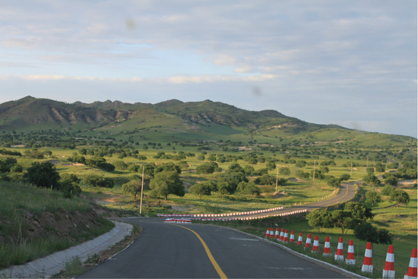 这里风貌原始,景色绝不逊于张北草原天路,在这里自驾领略公路两旁的