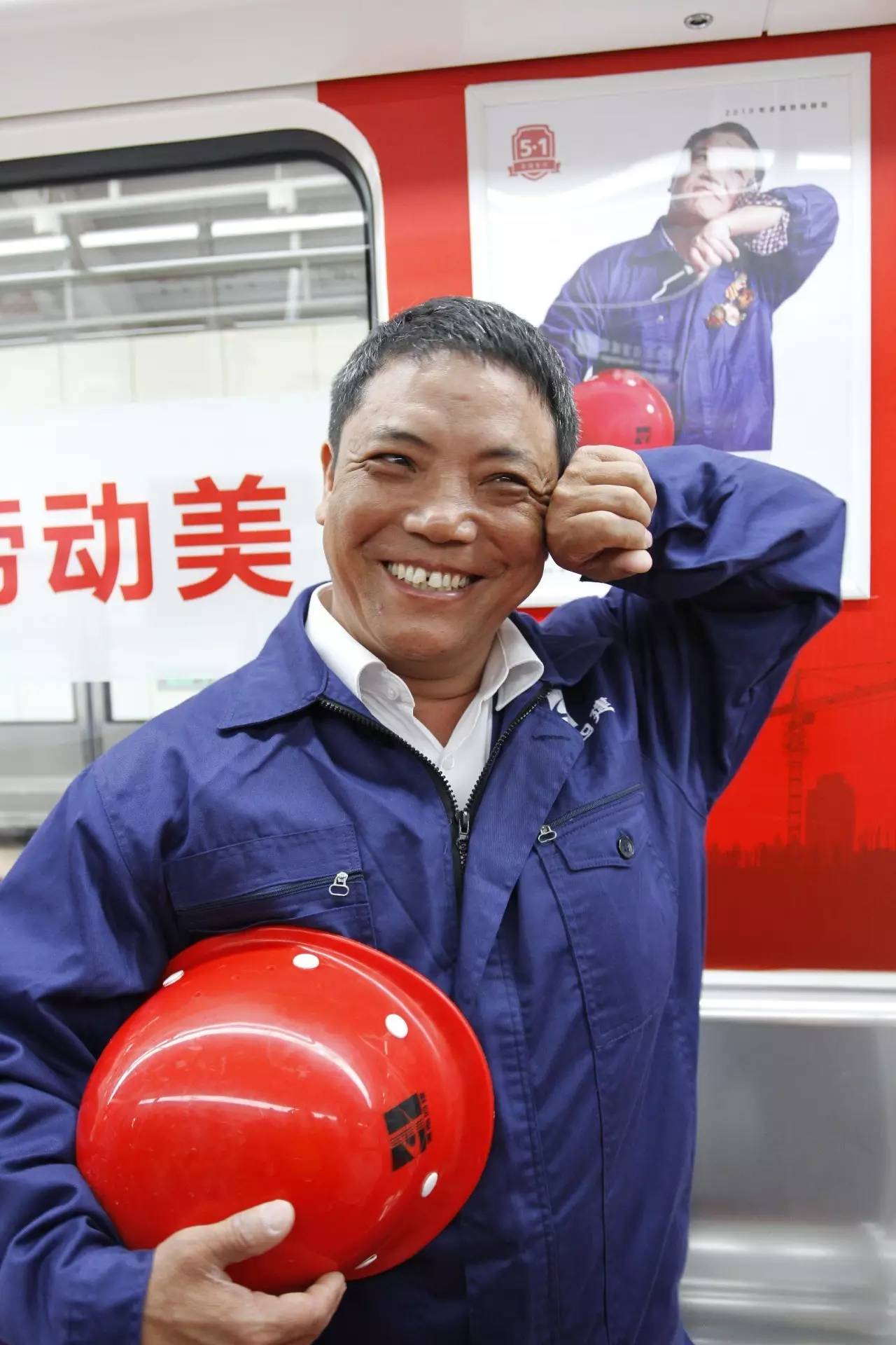 六位全国劳模登上中国首趟劳模专列,女网红现场直播