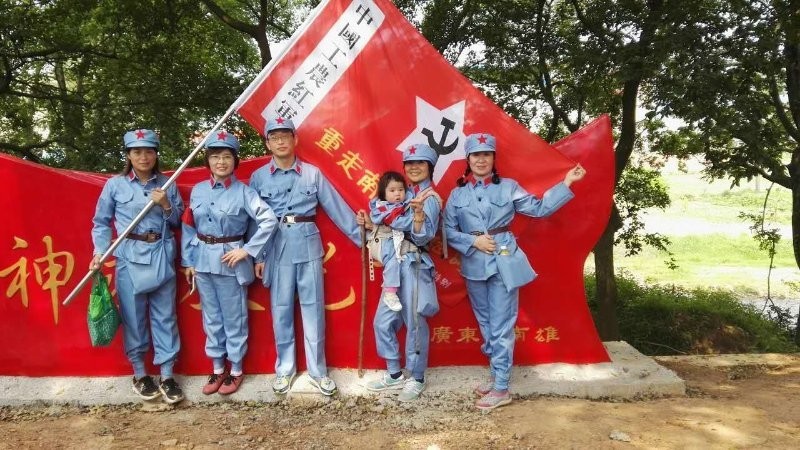 红色元素雕塑,并且在每个雕塑下雕刻着南雄革命诗人及革命家在南雄