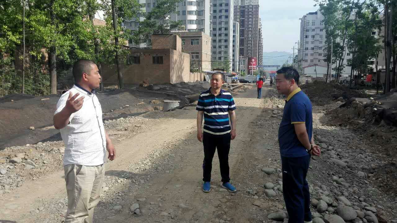 洛宁县副县长张清涛到城关镇察看建设北路改造项目