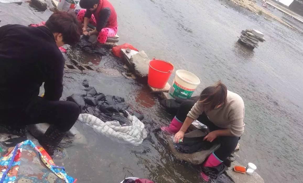 清水边,捣衣声,劳动妇女最光荣. 妈妈,您辛苦了 .