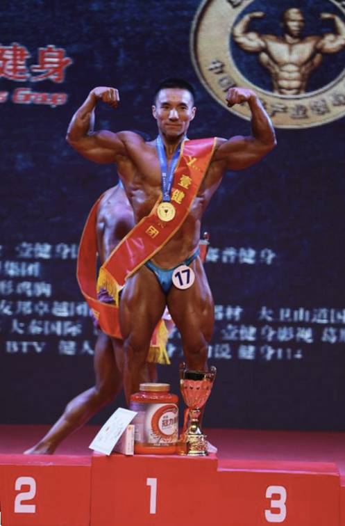 男子传统健美65公斤级 冠军:兰小双 亚军:宋振华 季军:徐 健