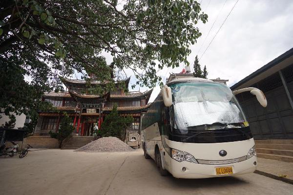 五一小长假,云南旅游运输村却有百台大巴车停