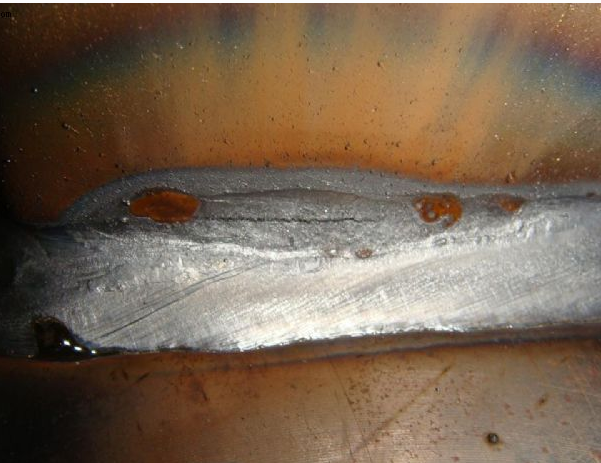 单面焊时,焊缝熔透达不到根部为根部未焊透;双面焊时,在两面焊缝中间