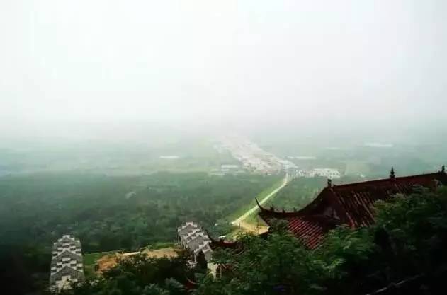 都督山,民间一直叫猪头山,旧名豹儿寨山,胡避山,狐鼻山,位于无为县西