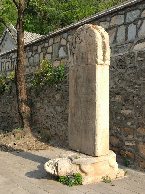 谷积山这一带有许多寺庙, 其中最有名的是灵鹫禅寺, 现存的碑记中