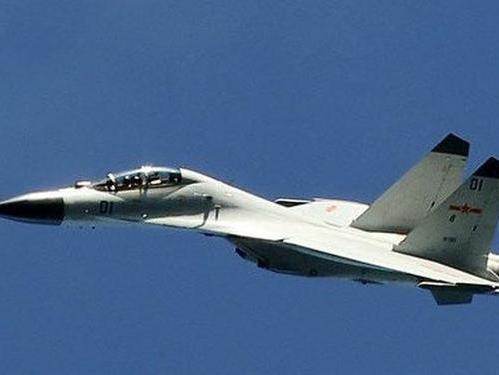 中国歼16D电子战飞机性能强于 咆哮者 电子攻