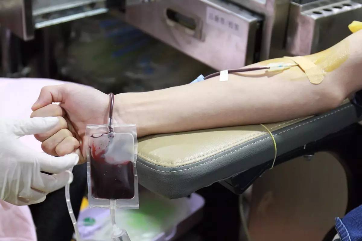 物业张磊主任也加入到献血队伍之中期间,省10000运营中心李梁总经理及