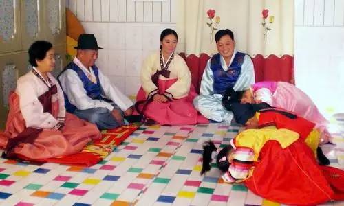 因此,延边作为中国最大的朝鲜族聚居地,享有"礼仪之乡"的美誉.