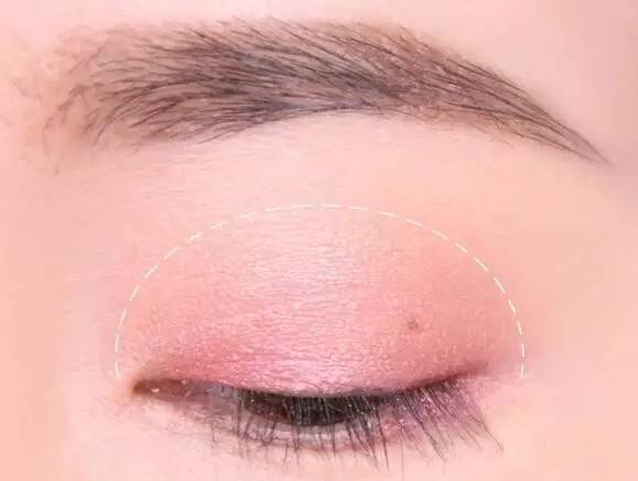step1:将粉色的眼影涂抹于上眼皮的白色虚线内,给整个眼妆定下粉嫩