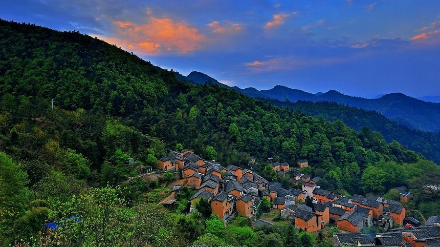 阳产土楼由山民就地取材,依山而筑,青石铺路,红壤筑