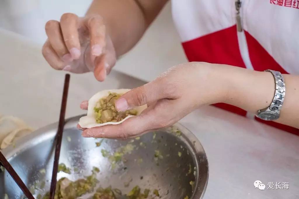 沈院长亲自带队包饺子,虽然人手不是很多,但是效率很高.