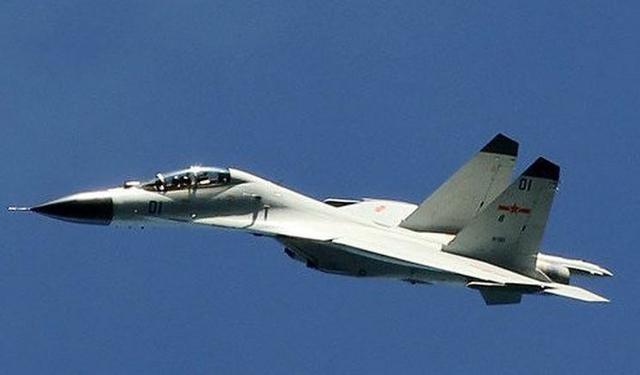 中国歼16D电子战飞机性能强于 咆哮者 电子攻