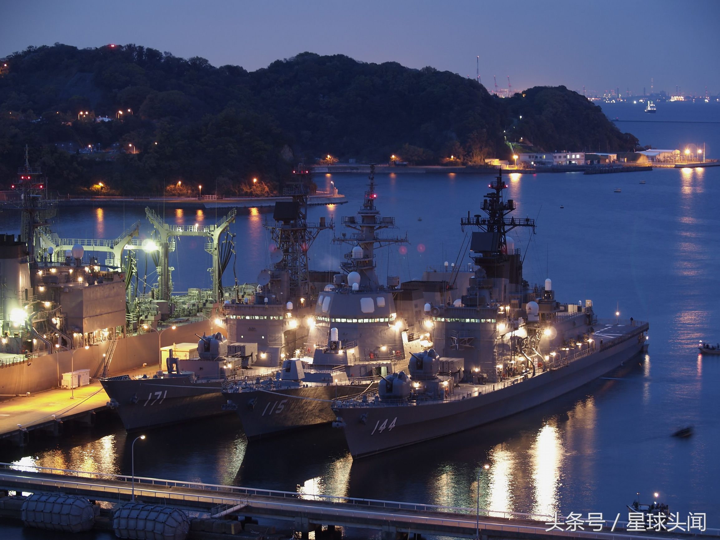 日本军港夜间照片引来网友热议,众多人赞叹其拍摄的十分精美,不得不说