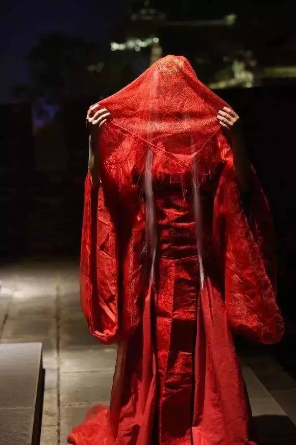 的主持人,可她穿着一身maison margiela鬼魅红装的"阴阳之间"鬼新娘着